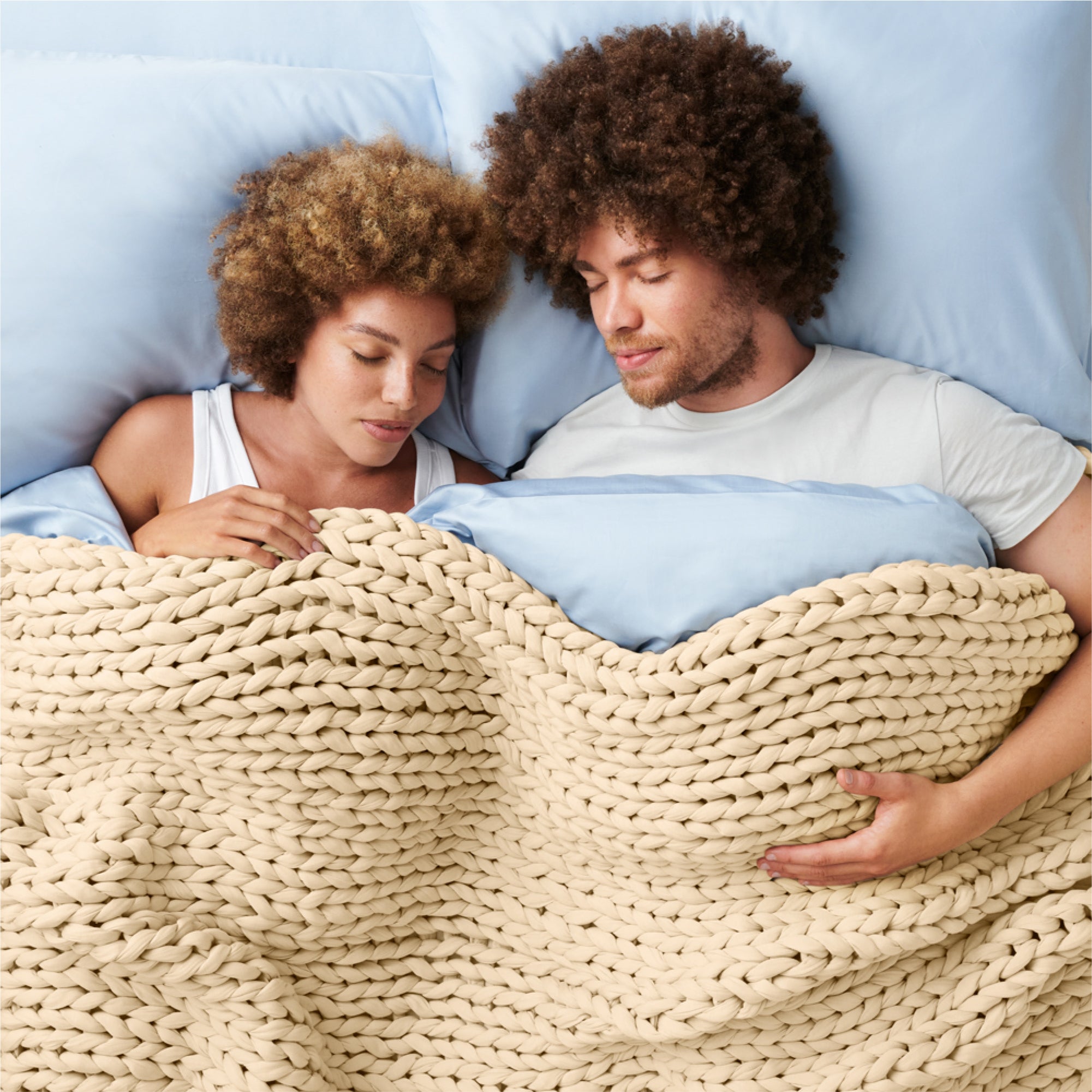 couple sleeping with bearaby blanket